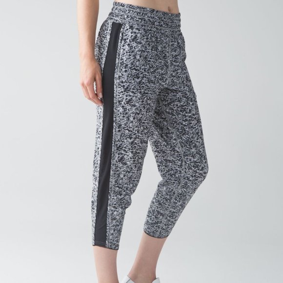Lululemon For Love Crop Mini Ripple White Seal Grey/Black 2 - Picture 2 of 16